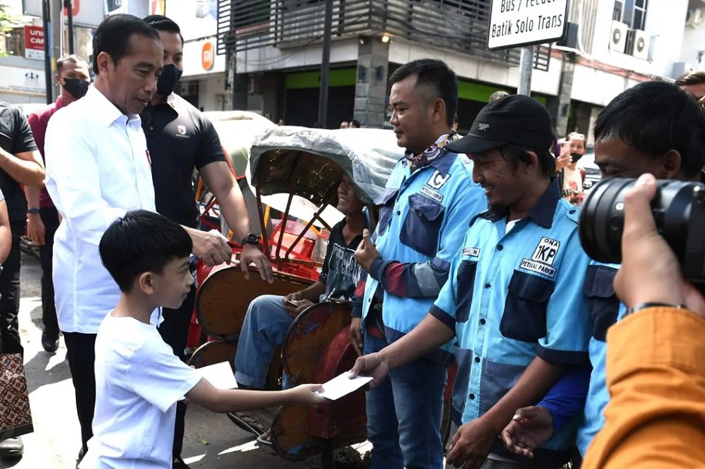 Presiden Kembali Bagikan Bantuan untuk Pedagang di Sejumlah Pasar Surakarta