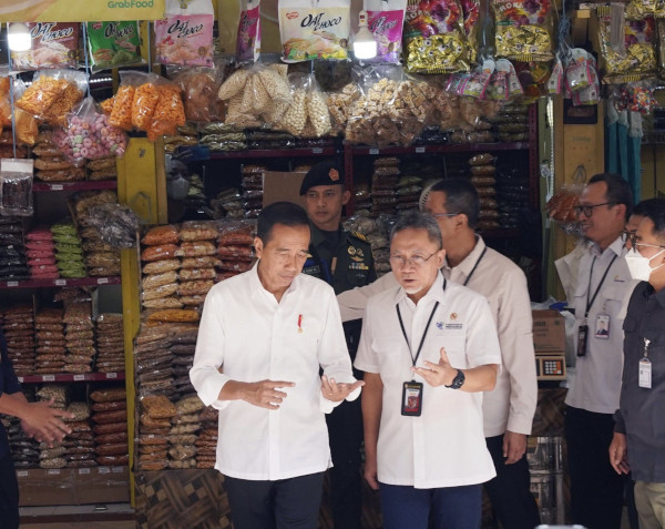 Menteri Perdagangan Zulkifli Hasan mendampingi Presiden Joko Widodo blusukan ke pasar. Dok. Istimewa