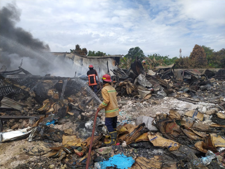 Sudah 2 Hari, Api di Pabrik Plastik di Bekasi Masih Menyala