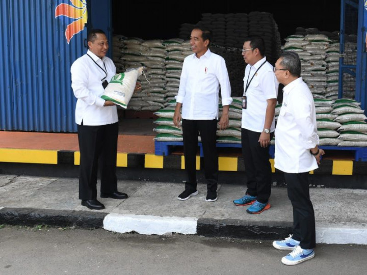 Presiden Jokowi Salurkan Cadangan Beras Pemerintah Kepada 21,3 Juta Keluarga