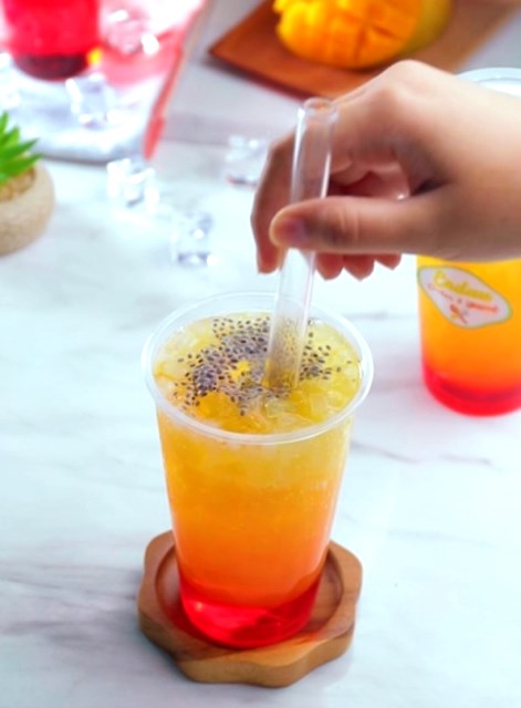 Intip cara buat es mango sunset buat buka puasa. Mudah kok dibuatnya! (Foto: Dok. Endeus TV)