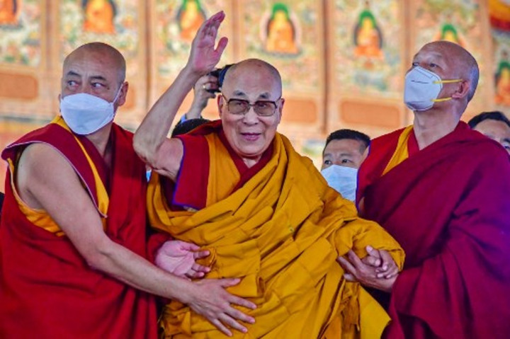 Aneh Banget! Dalai Lama Minta Lidahnya Disedot oleh Anak Laki-Laki