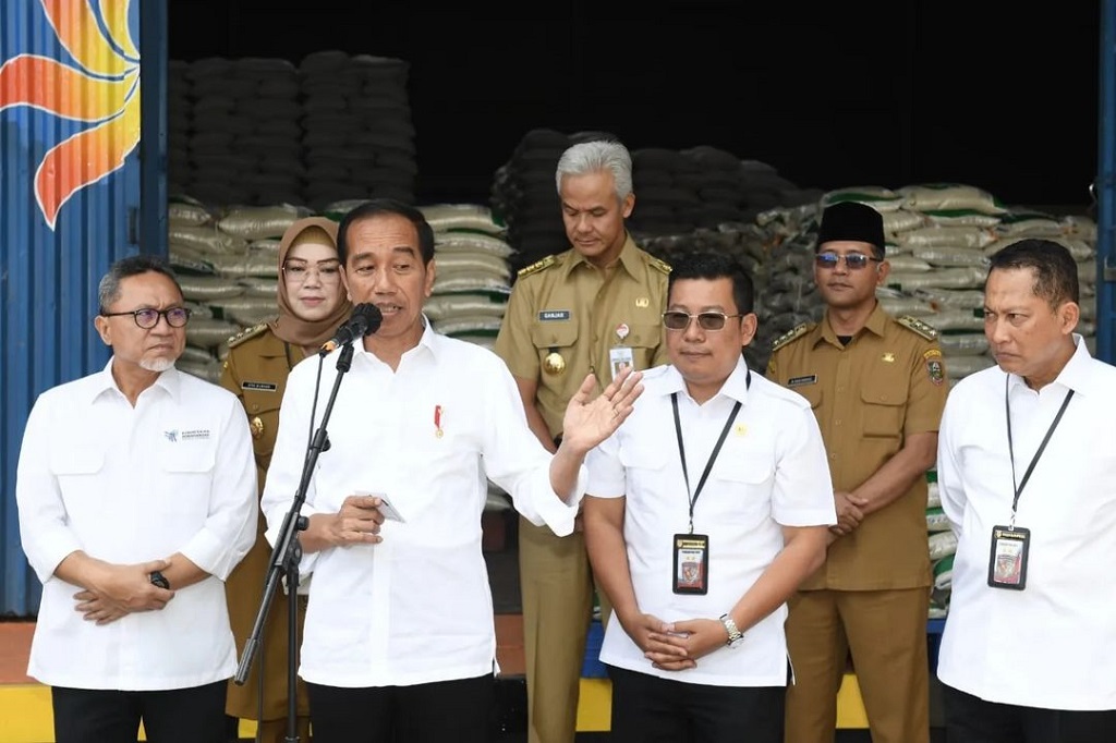 Jokowi Salurkan Bantuan 10 Kg Beras per Keluarga Selama 3 Bulan