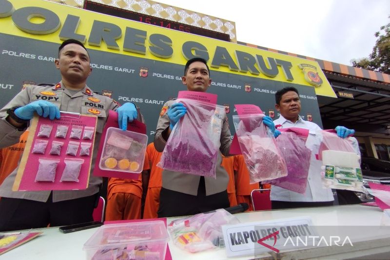 Kepolisian Resor Garut mengungkap tiga pelaku industri rumahan narkotika tembakau sintetis di Kabupaten Garut. Foto: Branda ANTARA