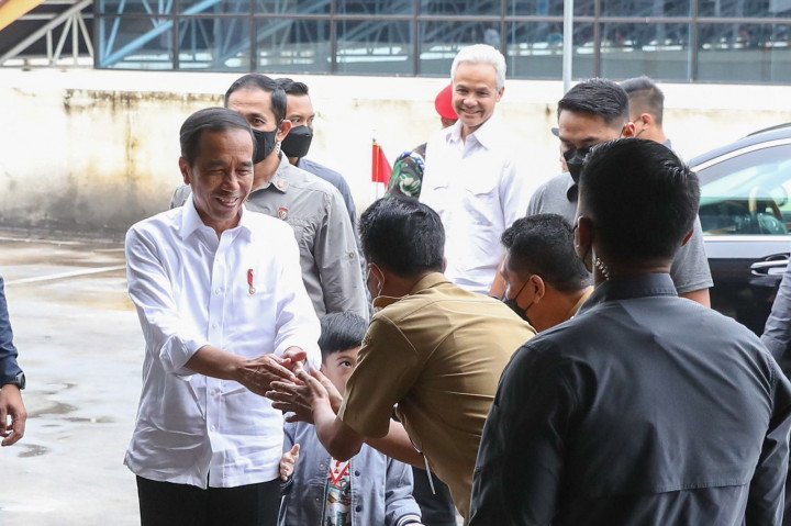 Jokowi dan Ganjar Cek Harga Bahan Pokok di Pasar Legi Solo