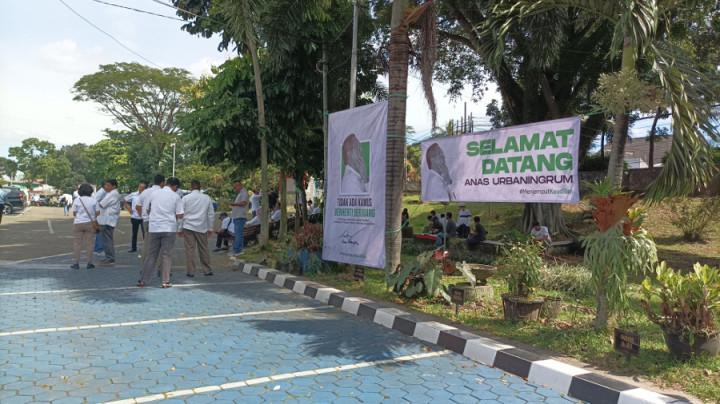 Simpatisan Sambut Kebebasan Anas Urbaningrum dari Lapas Sukamiskin