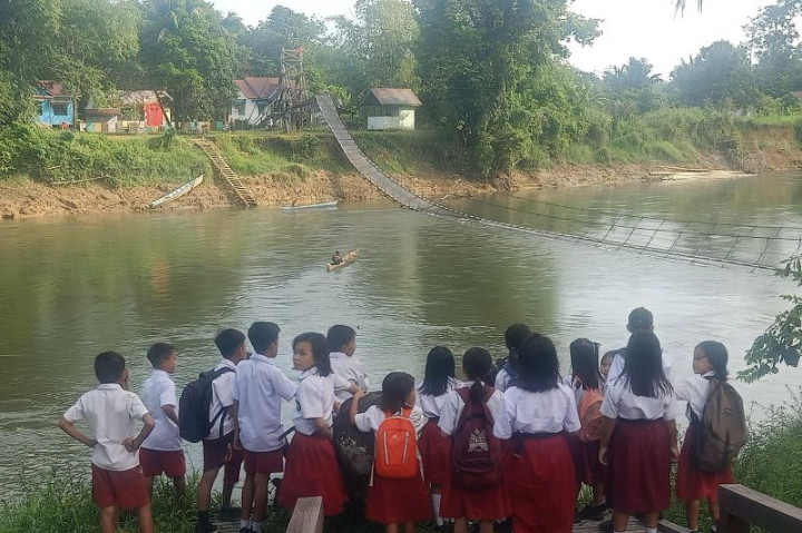 Jembatan Putus, Pelajar Naik Perahu Seberangi Sungai Ariung Kalbar