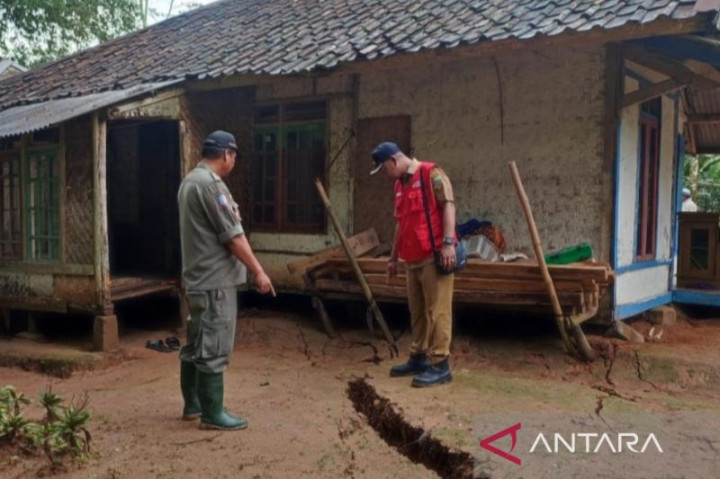 Sejumlah Rumah di Cianjur Terancam Pergerakan Tanah