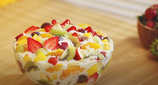 Dengan sentuhan rasa lemon, saus dressing mayones ini bikin kamu lebih nikmat makan buah. (Foto: Dok. Tangkapan layar YouTube Dapur Umami/'Salad Buah Mayumi')