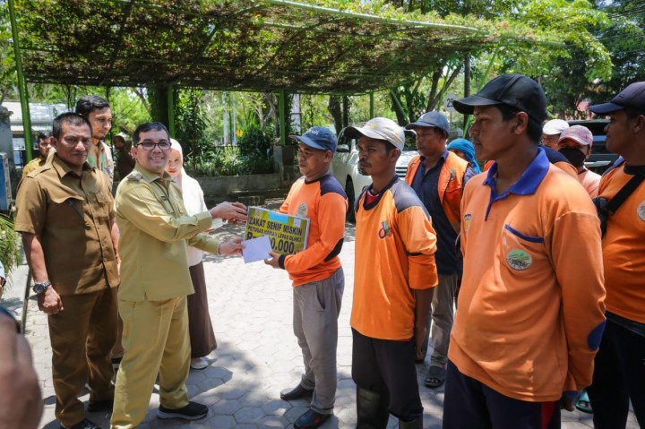 Ratusan Petugas Kebersihan di Banda Aceh Terima Zakat