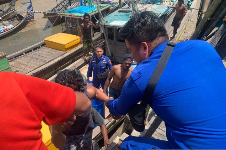 Kapal Pengangkut Kopra Karam di Dermaga Kuala Tungkal Jambi