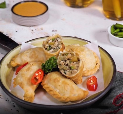 Ini resep pastel isi jamur, dijamin krenyes dan isiannya bikin nagih. (Foto: Dok. Endeus TV)