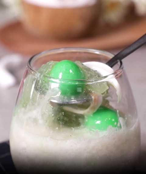 Buka puasa dengan es kelapa dan jelly buatan sendiri, pasti mantap. Yuk, buat! (Foto: Dok. Endeus TV)