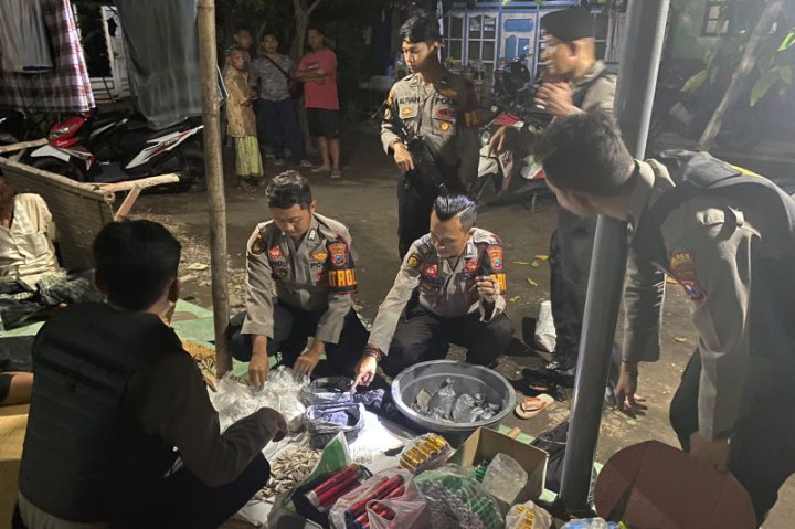 Polres Situbondo Sita Ratusan Mercon dan Bahan Baku Petasan Siap Edar