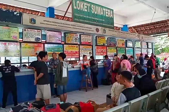 Pemudik Melonjak di Terminal Kampung Rambutan