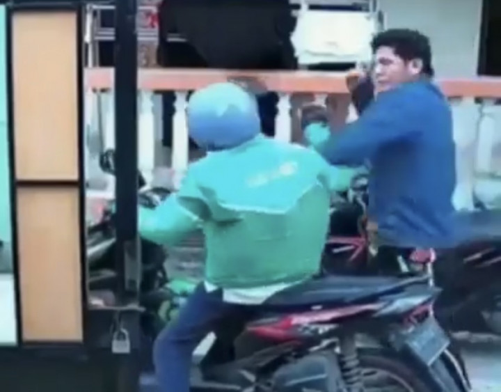Pelaku Penganiayaan Ojol Lansia di Palembang Diburu