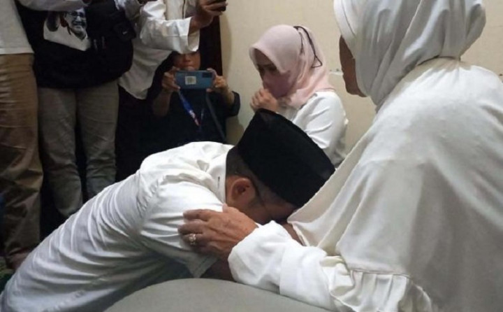 Hirup Udara Bebas, Anas Urbaningrum Pulang Kampung Sungkem ke Ibunda