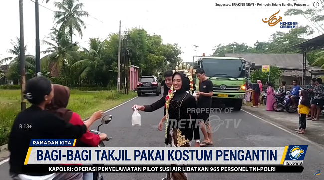 Bagi-bagi takjil dengan memakai kostum pengantin. Foto: Dok/Screenshot Metro TV