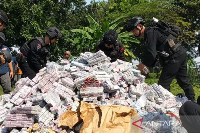 Petugas saat melakukan pemusnahan petasan di Kabupaten Indramayu, Jawa Barat, Rabu (12/4/2023). (ANTARA/Khaerul Izan)