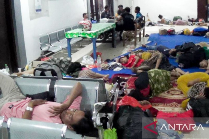 Pemudik Rela Menginap di Ruang Tunggu Pelabuhan Jangkar Situbondo