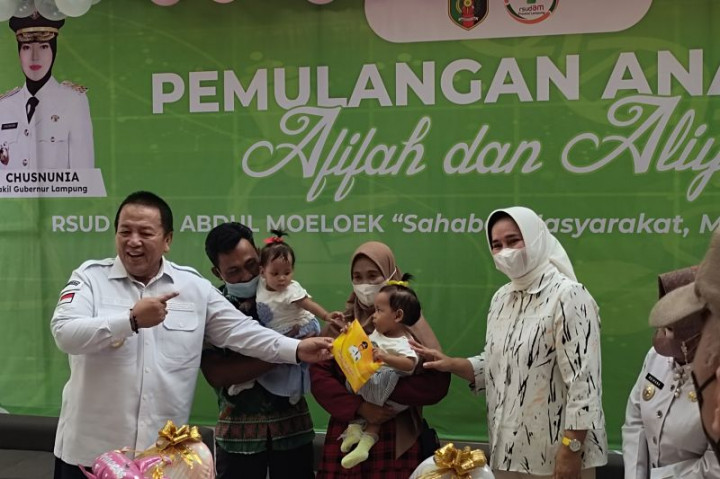 Operasi Pemisahan Berhasil, Bayi Kembar Siam di RSUD Bandar Lampung Diizinkan Pulang