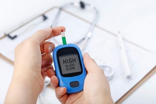 pemeriksaan gula darah secara rutin sangat penting bagi pasien diabetes, foto: freepik