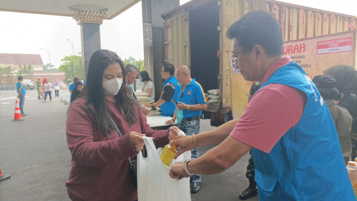 TNI dan Masyarakat Tionghoa Gelar Pasar Murah untuk Warga Kurang Mampu