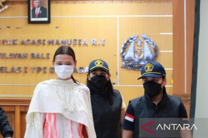 Imigrasi Denpasar Periksa WNA Asal Rusia Pose Bugil di Area Pura