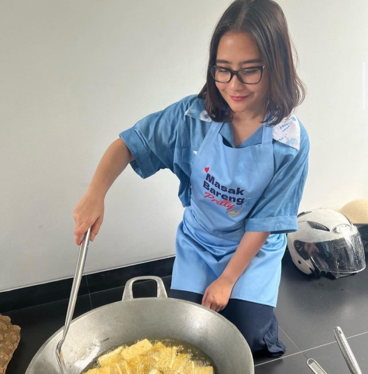 Momen Prilly Latuconsina Masak 300 Porsi Makanan untuk Anak Panti