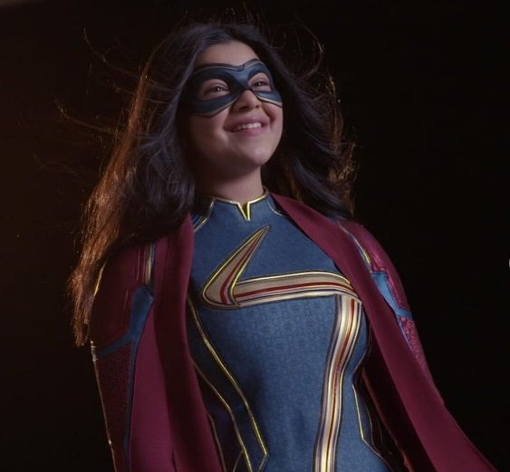 Sontek 4 Gaya Iman Vellani, Sang 'Nona Marvel' di Film Terbaru The Marvels