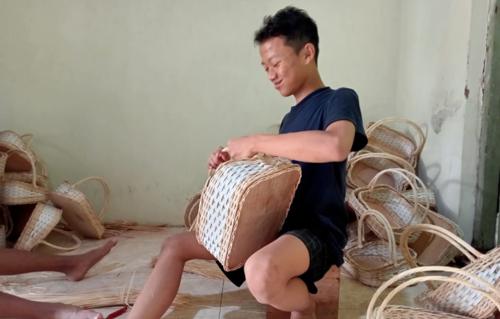Perajin Keranjang Parsel di Jepara Panen Cuan, Pesanan Tembus Hingga Luar Pulau Jawa