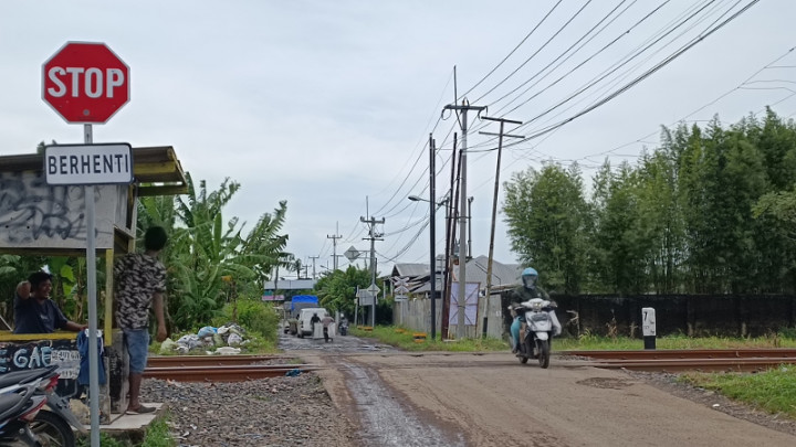 Hati-Hati, Setiap 10 Menit Kereta Api Melintas di Cirebon