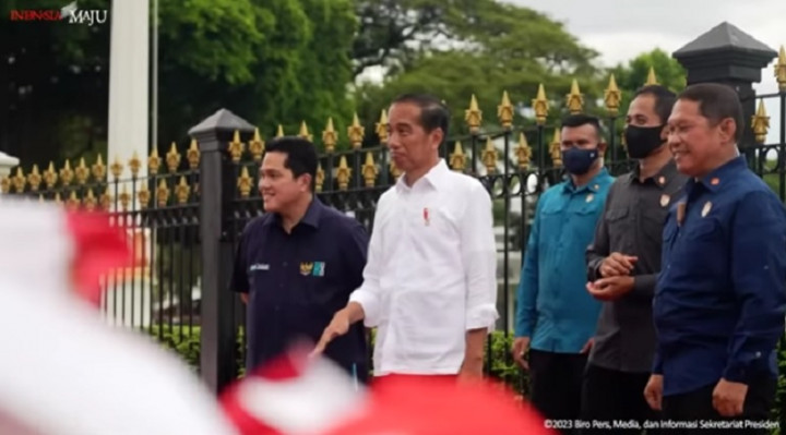 Ahead of Eid, Jokowi Distributes Groceries for Ojol