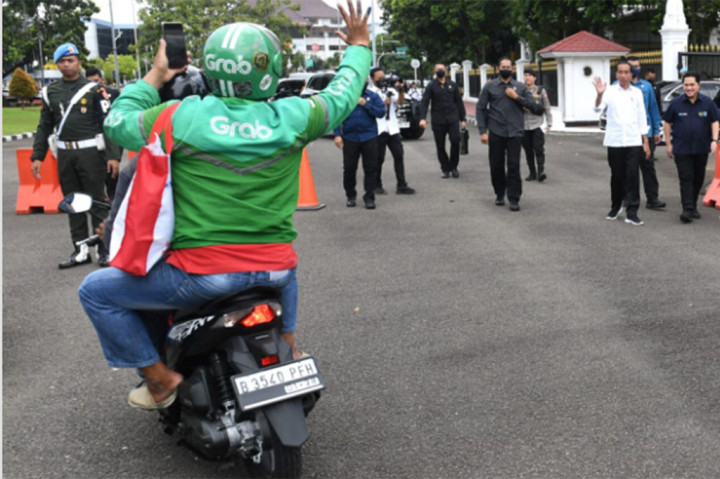 Momen Jokowi Bagikan Sembako untuk Ribuan Ojol