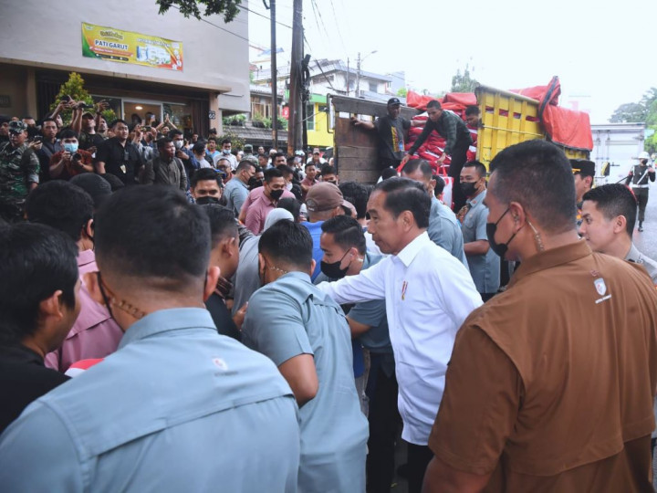 Presiden Jokowi Bagikan Sembako hingga Hampers untuk Masyarakat di Kota Bogor