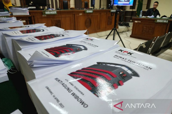 Bupati Pemalang Dituntut 8,5 Tahun Penjara