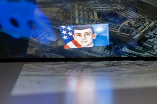 Didakwa saat Sidang, Penyebar Dokumen Rahasia AS dapat Dukungan Ayah