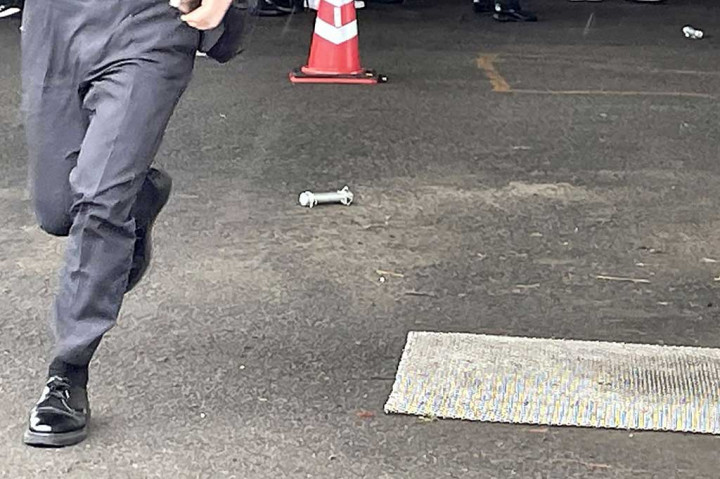 Gawat! PM Jepang Dilempar Bom Asap Saat Kampanye