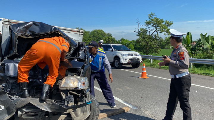 Tabrakan di Tol Palikanci karena Pengendara Berhenti Memotret Kendaraan Terguling