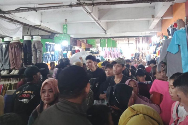 Jelang Lebaran, Pedagang Busana di Tanah Abang <i>Cuan</i> hingga Rp15 Juta Sehari