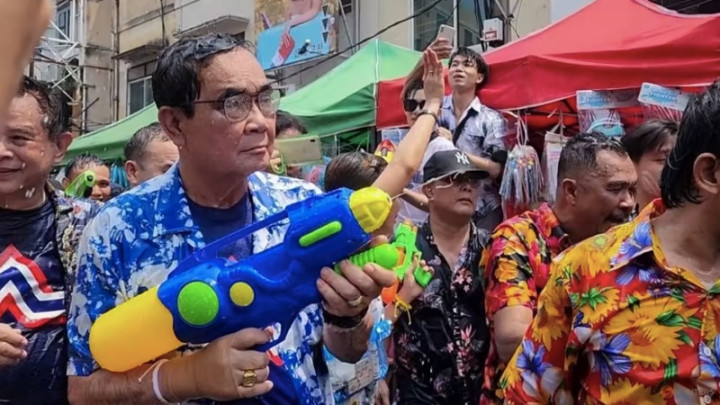 PM Thailand Basah Kuyup Ditembaki Warga dengan Pistol Air