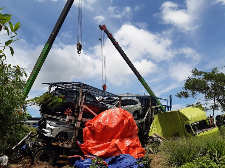 Polisi Rampungkan Evakuasi Kendaraan Terlibat Kecelakaan Beruntun di Tol Semarang