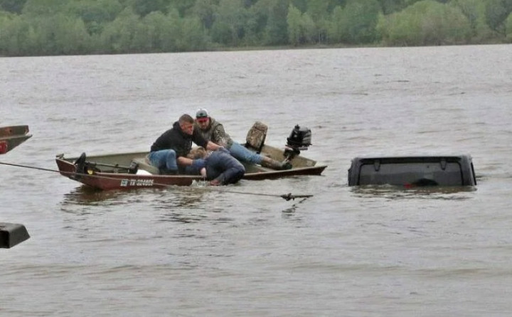 Terjebak dalam Mobil Tenggelam di Danau, Seorang Perempuan Ditemukan Masih Hidup