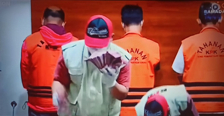 Walkot Bandung Yana Mulyana Ditangkap Bareng Barang Bukti Senilai Rp924,6 Juta