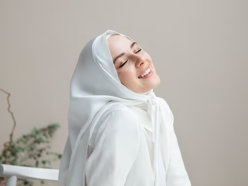 Kulit kepala berminyak menjadi masalah rambut yang kerap dialami hijabers. (Foto: Ilustrasi. Dok. Freepik.com)