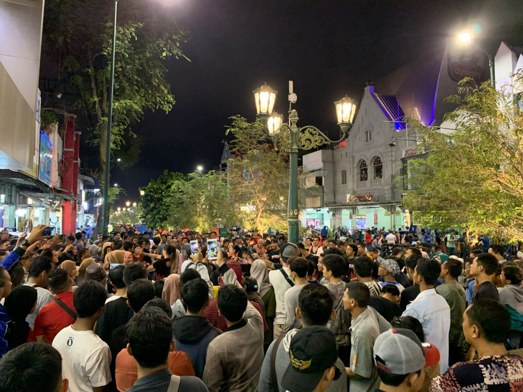 Andi Malewa, founder IMJ bantu proses kurasi seni di kawasan Malioboro, DIY. (Foto: Dok. Institut Musik Jalanan/IMJ)