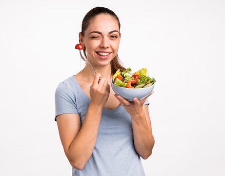 Makan salad. (Foto: Ilustrasi. Dok. Freepik.com)