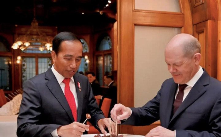 Momen Langka Ketika Jokowi Buka Puasa Ditemani Kanselir Jerman Olaf Scholz