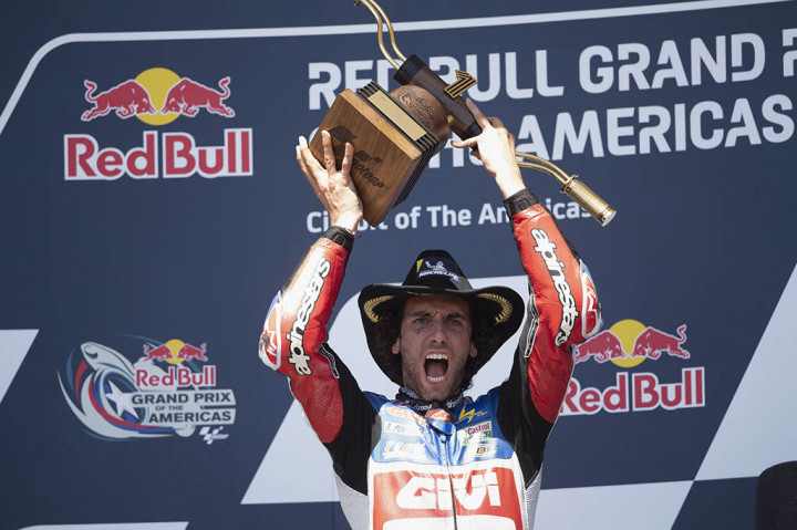 Selebrasi Alex Rins Usai Juarai MotoGP Austin