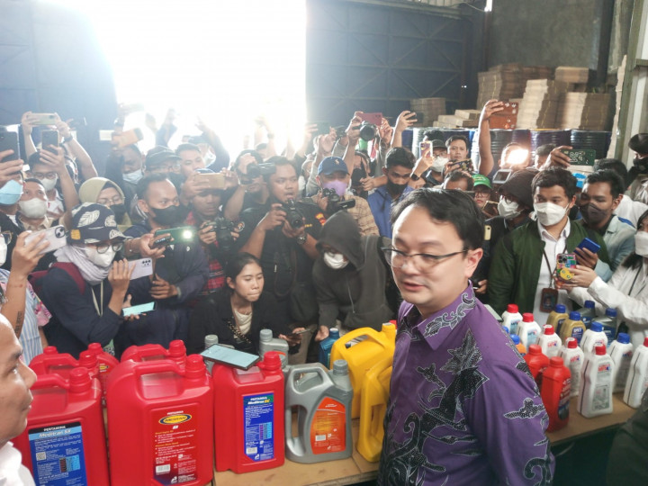 Wamendag Jerry Sambuaga Didampingi Novel Baswedan Tinjau Gudang dan Pabrik Oli Palsu Senilai Rp16,5 Miliar